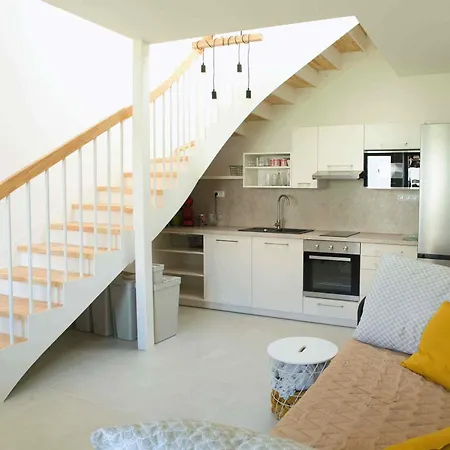 Pod Dubem Apartman Vesela